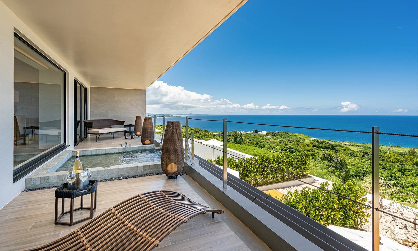One Suite THE GRAND 古宇利島 Ocean View Panorama Suite 的露台按摩浴缸