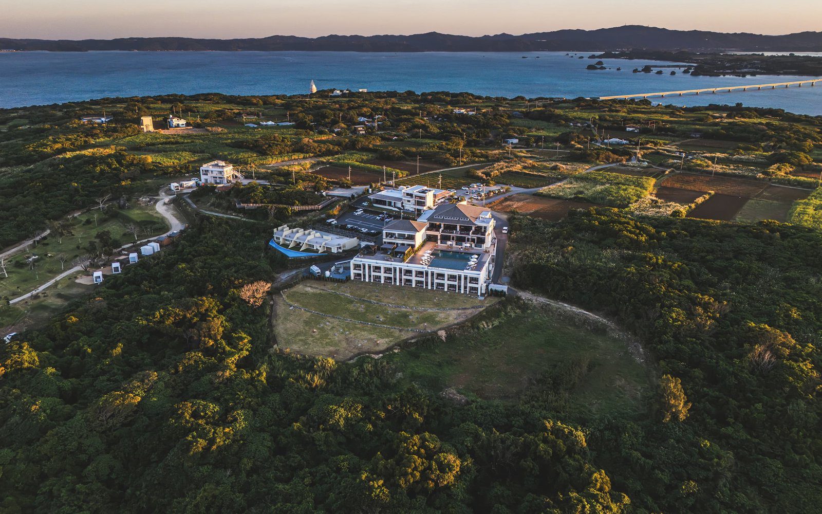 One Suite THE GRAND 古宇利島 古宇利島與飯店的空拍
