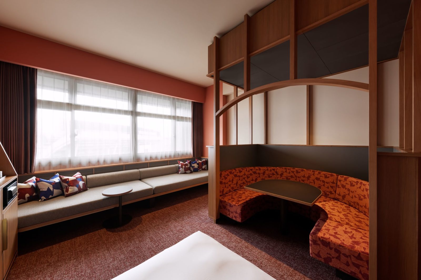OMO7橫濱 かたりばルーム(Katariba Room)中央的沙發聊天空間