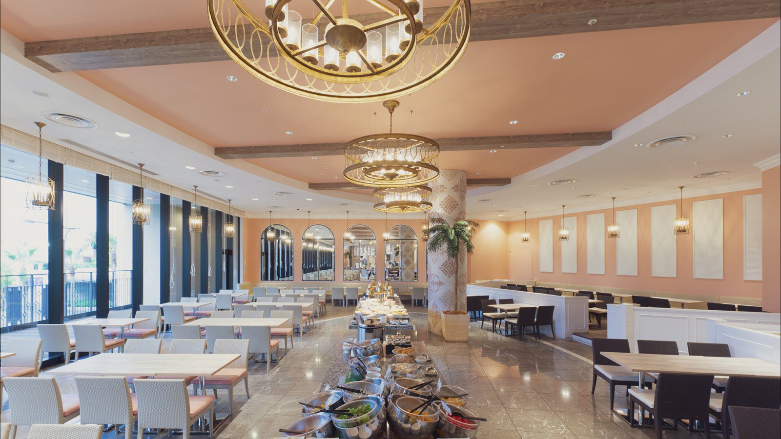 日本環球影城園前飯店 3 樓自助餐廳アーカラ的用餐區