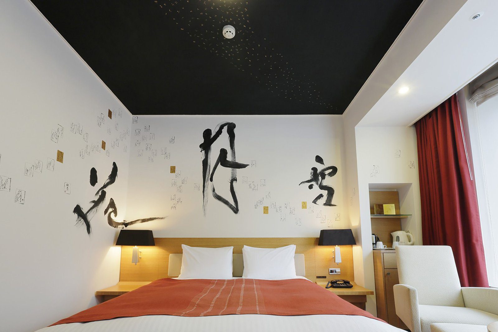 東京公園酒店 牆面手繪書法的 Artist Room