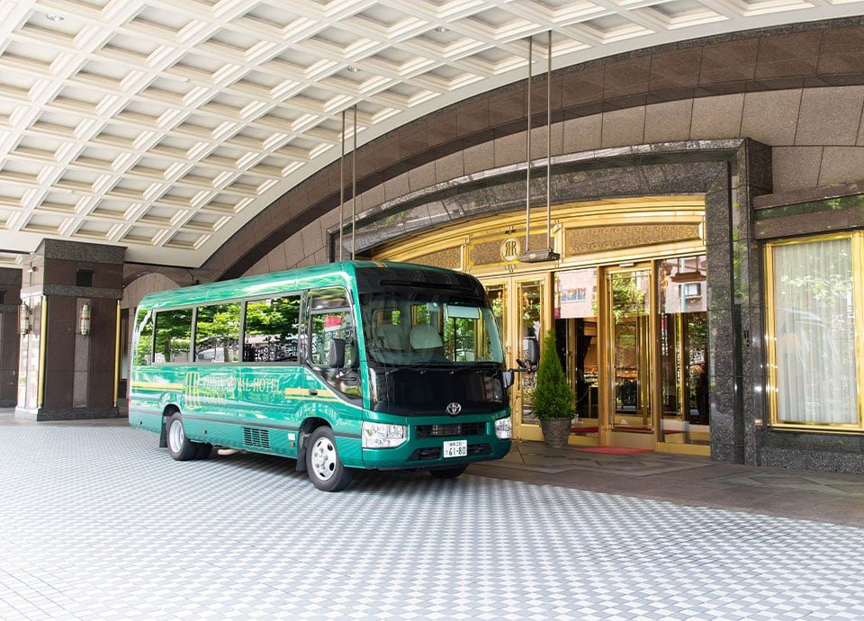 東京麗嘉皇家酒店 停在飯店玄關車寄的免費接駁巴士