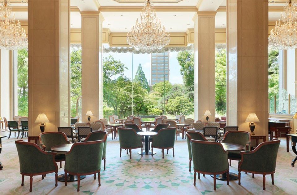 東京麗嘉皇家酒店 Garden Lounge 挑高落地窗與庭園綠意