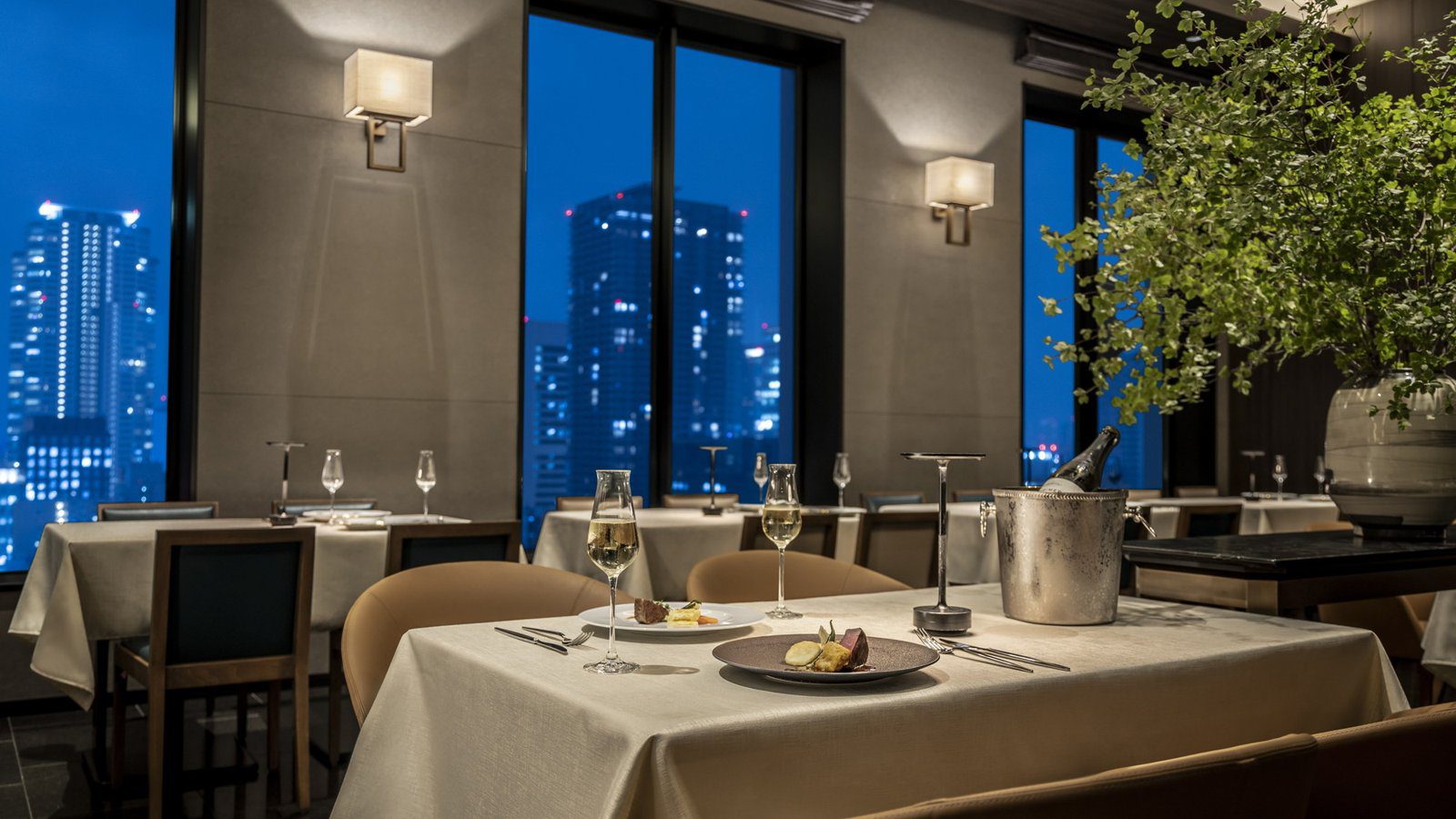 皇家花園 Iconic 飯店 大阪御堂筋 15 樓 La Belle Assiette 窗邊餐桌