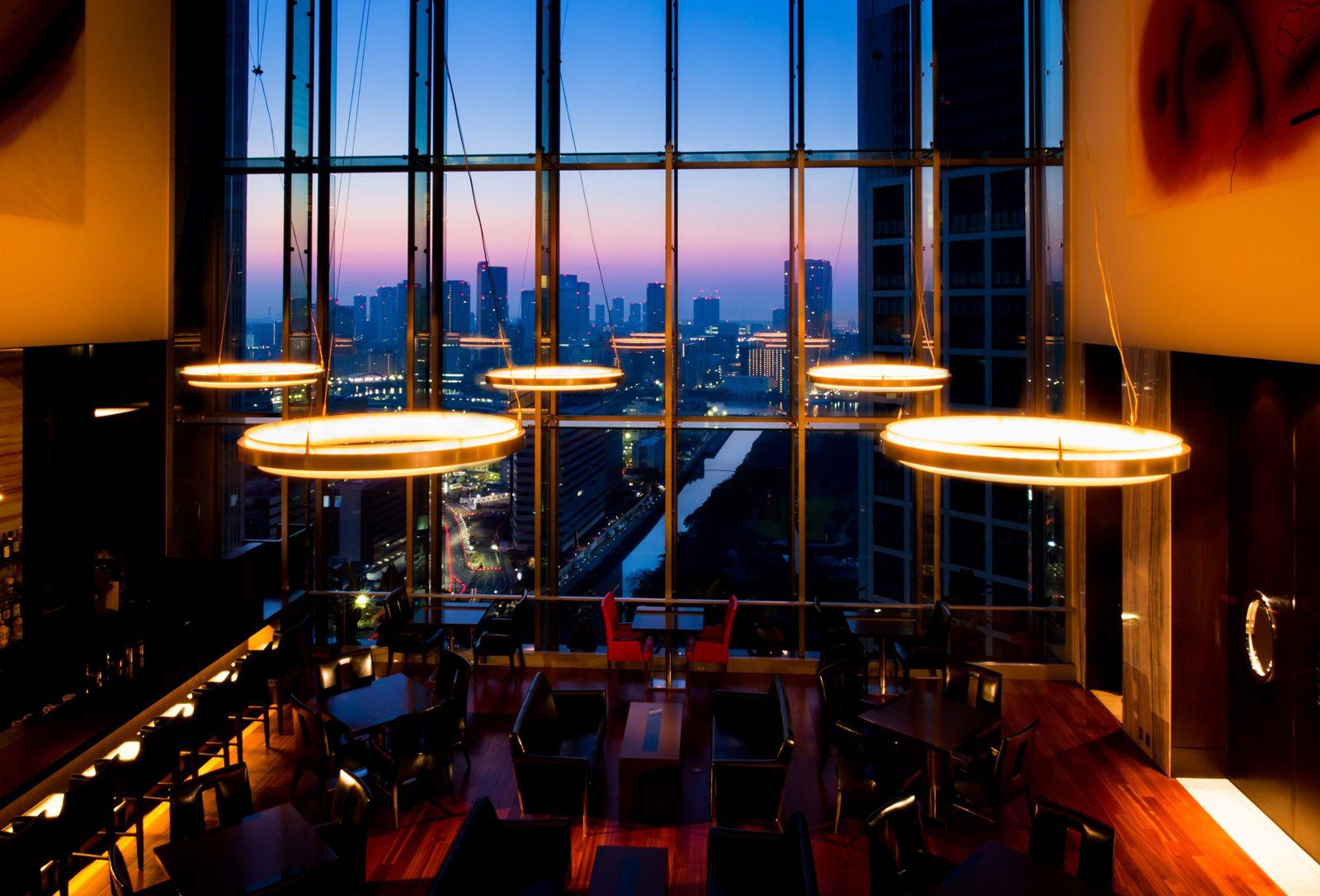 皇家花園 Iconic 飯店 東京汐留 24 樓 THE BAR 的挑高窗景與吊燈