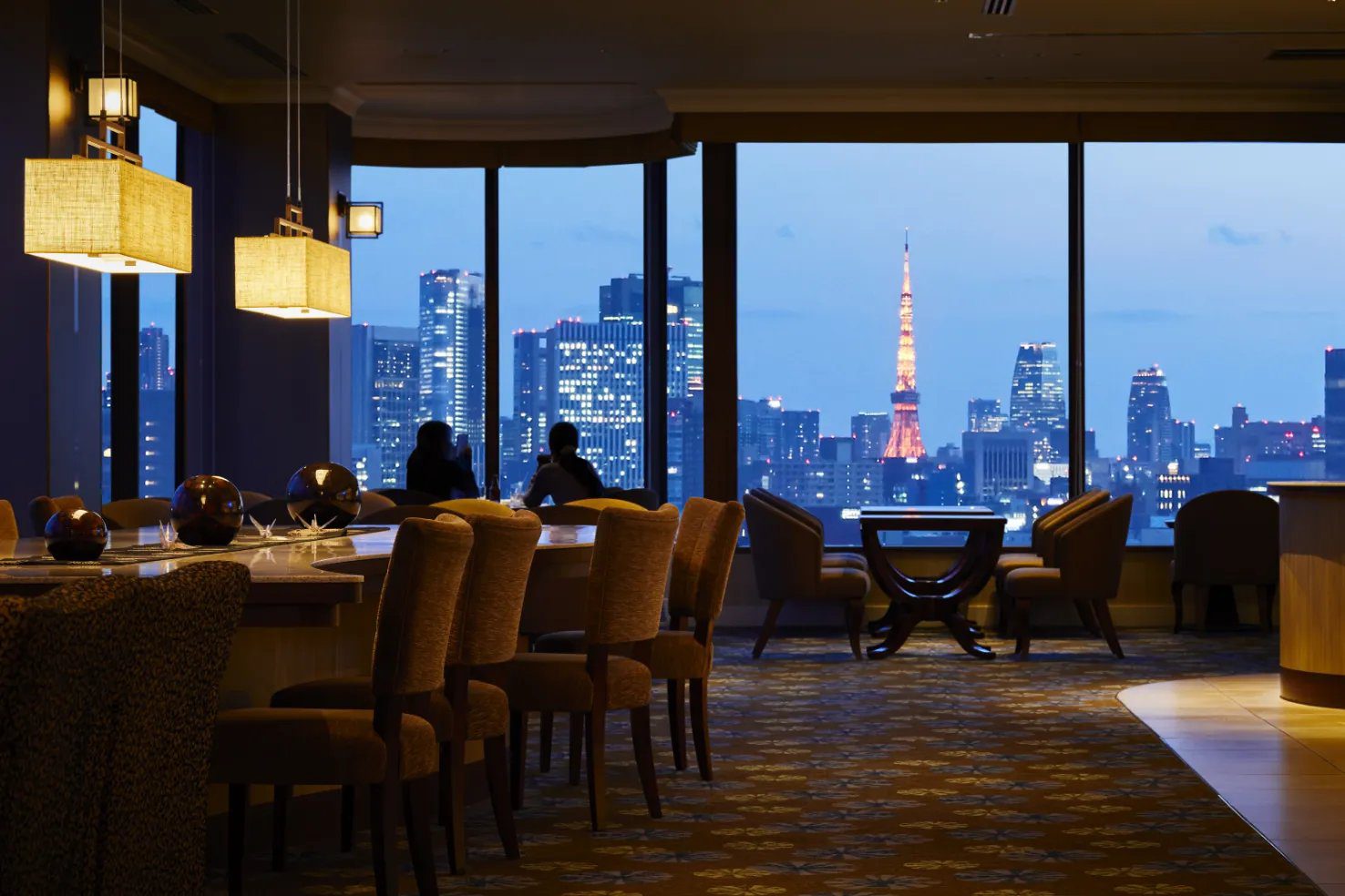 東京日本橋皇家花園飯店 20 樓行政酒廊與遠方東京鐵塔暮色