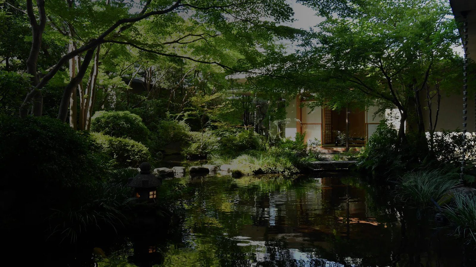 東京日本橋皇家花園飯店 館內日本庭園的池塘與綠樹