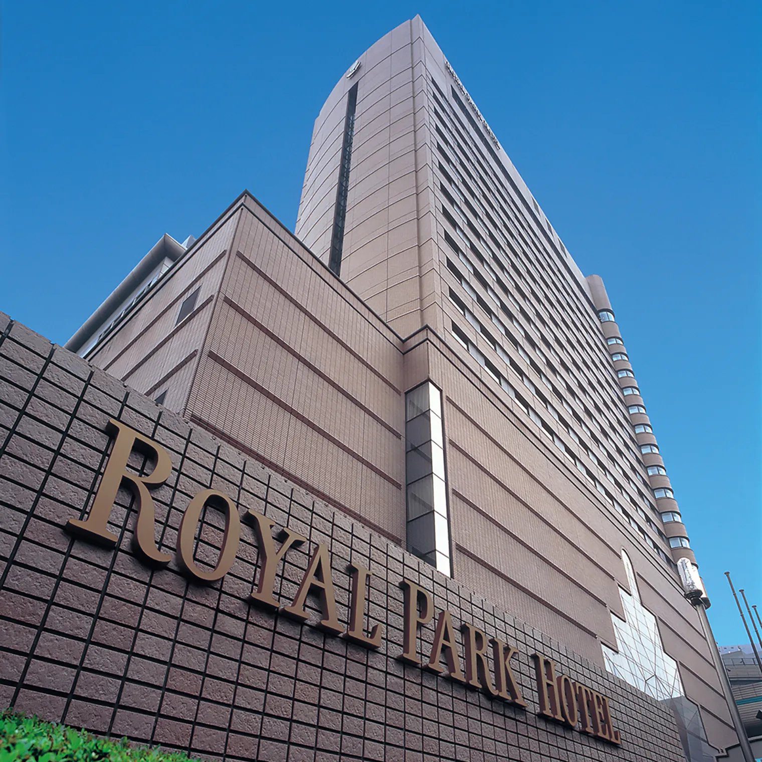 東京日本橋皇家花園飯店 飯店塔樓外觀與 ROYAL PARK HOTEL 字樣