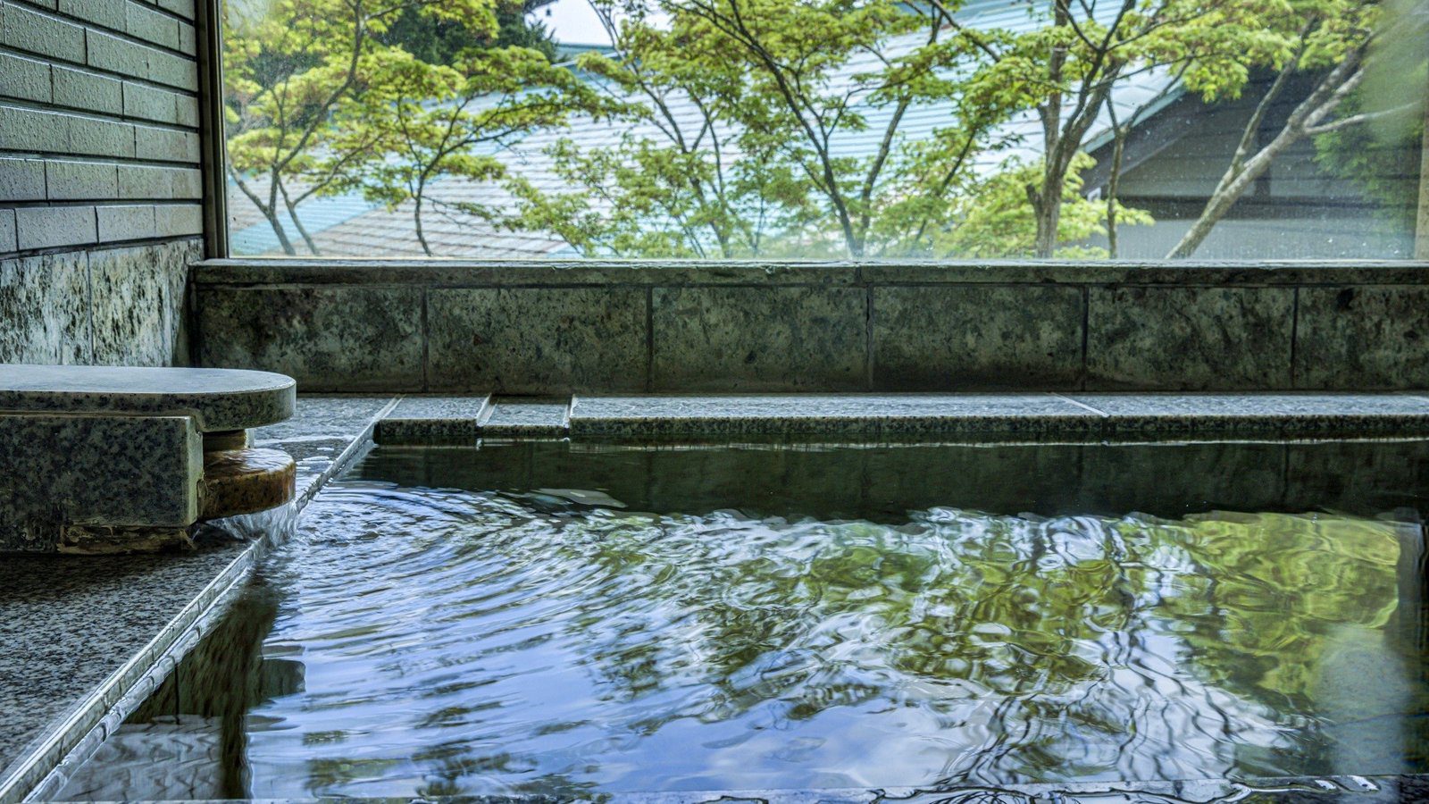 蘆之湖畔 蛸川溫泉 龍宮殿 湖畔特別和室的客房溫泉浴池