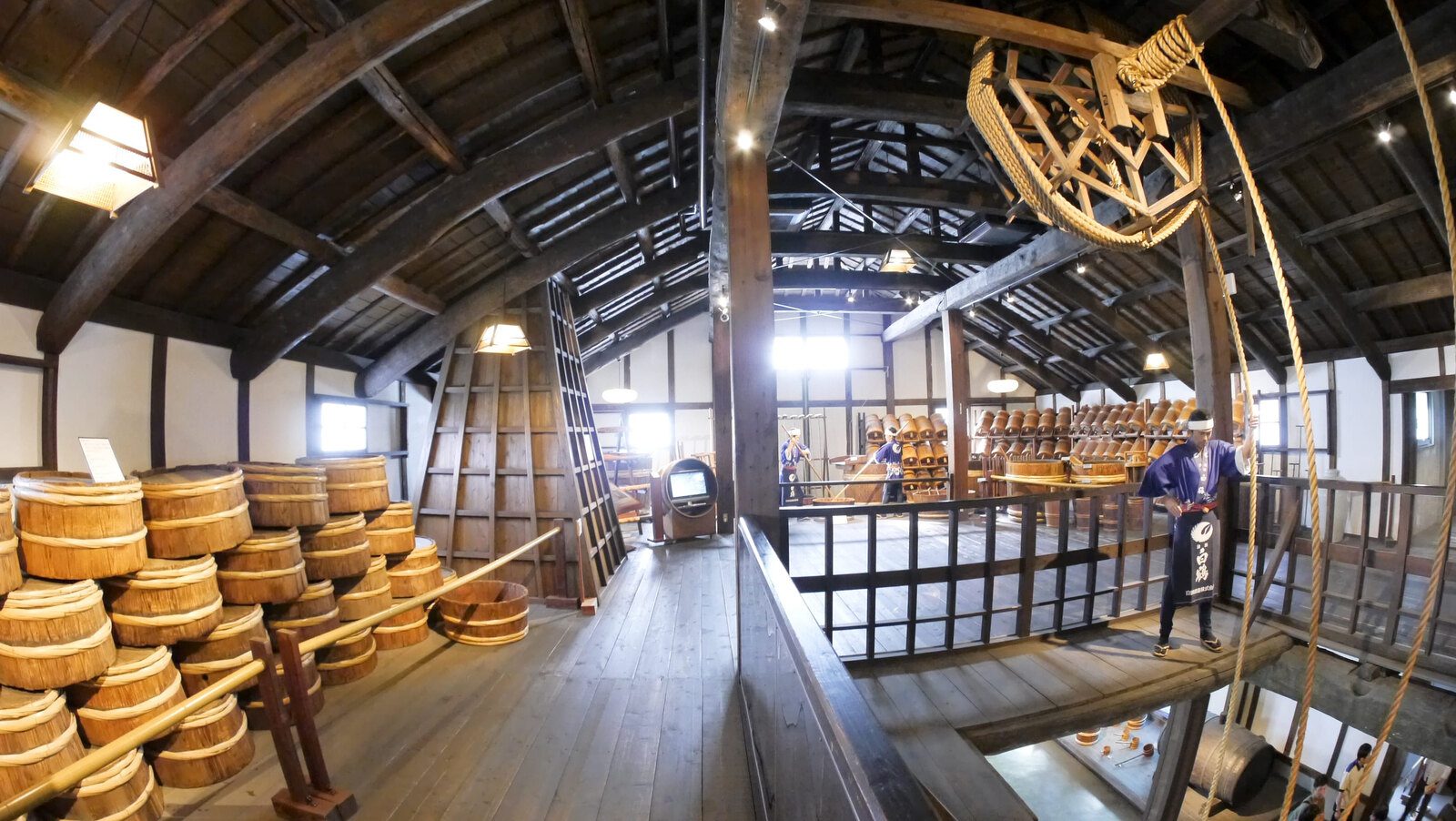 傳統釀酒用木桶與器具的展示實拍