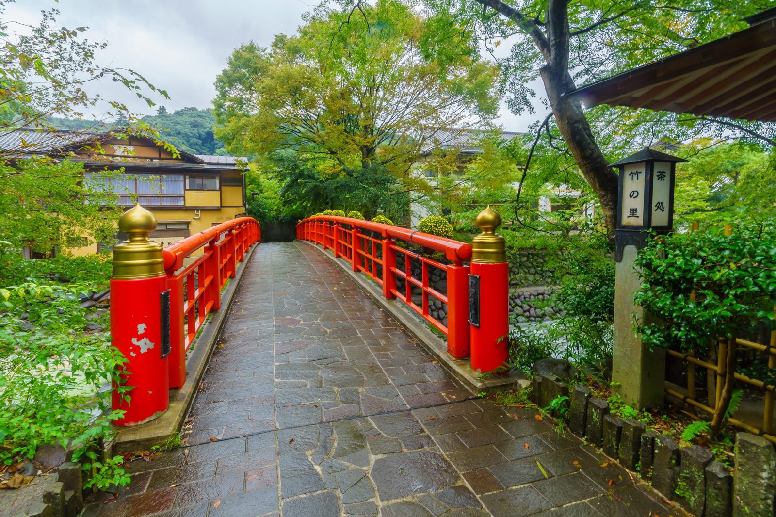 朱紅色桂橋、石板橋面與周邊綠樹
