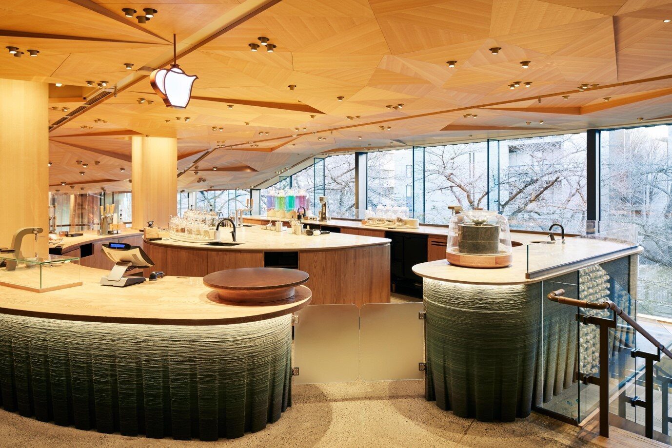 東京星巴克烘焙工坊明亮的茶飲樓層與目黑川窗景