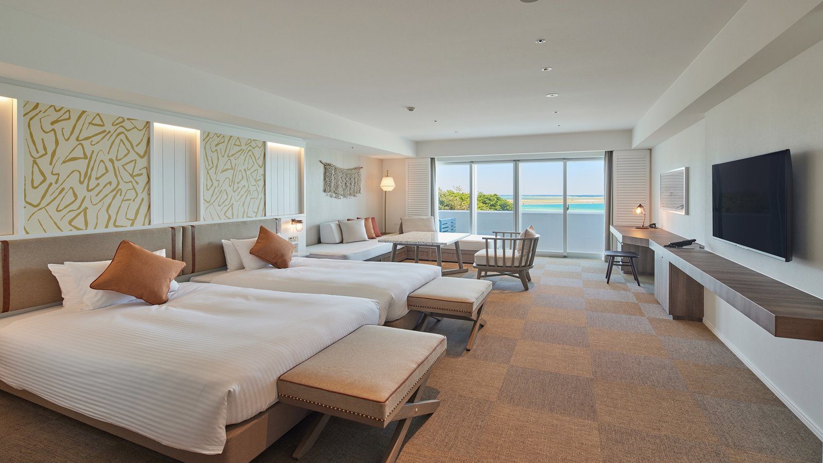 STORYLINE 瀨長島 Superior Room 的床鋪與窗外海景