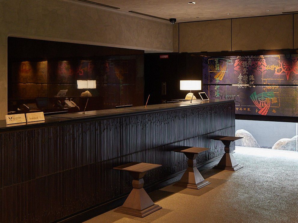 THE HOTEL HIGASHIYAMA KYOTO TOKYU 大廳櫃檯與藝術牆面