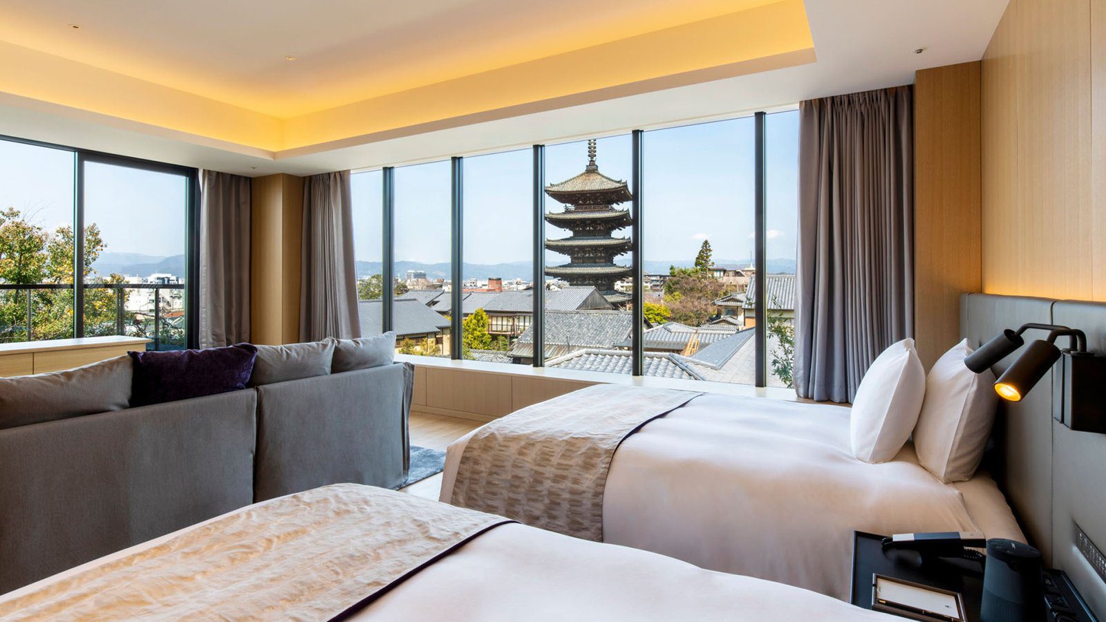 京都清水青龍酒店 Panoramic Terrace Twin 客房窗外的八坂塔