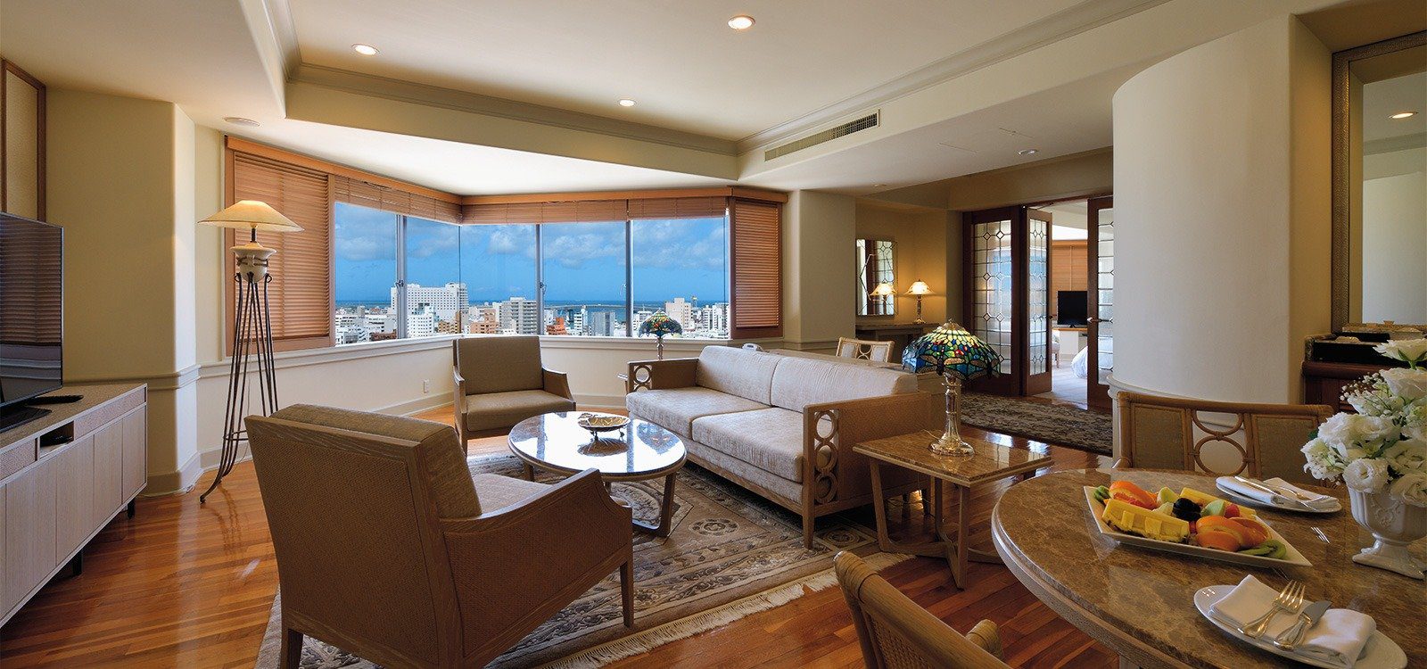 那霸露台酒店 10 樓 Terrace Suite 100㎡ 轉角客廳與那霸街景
