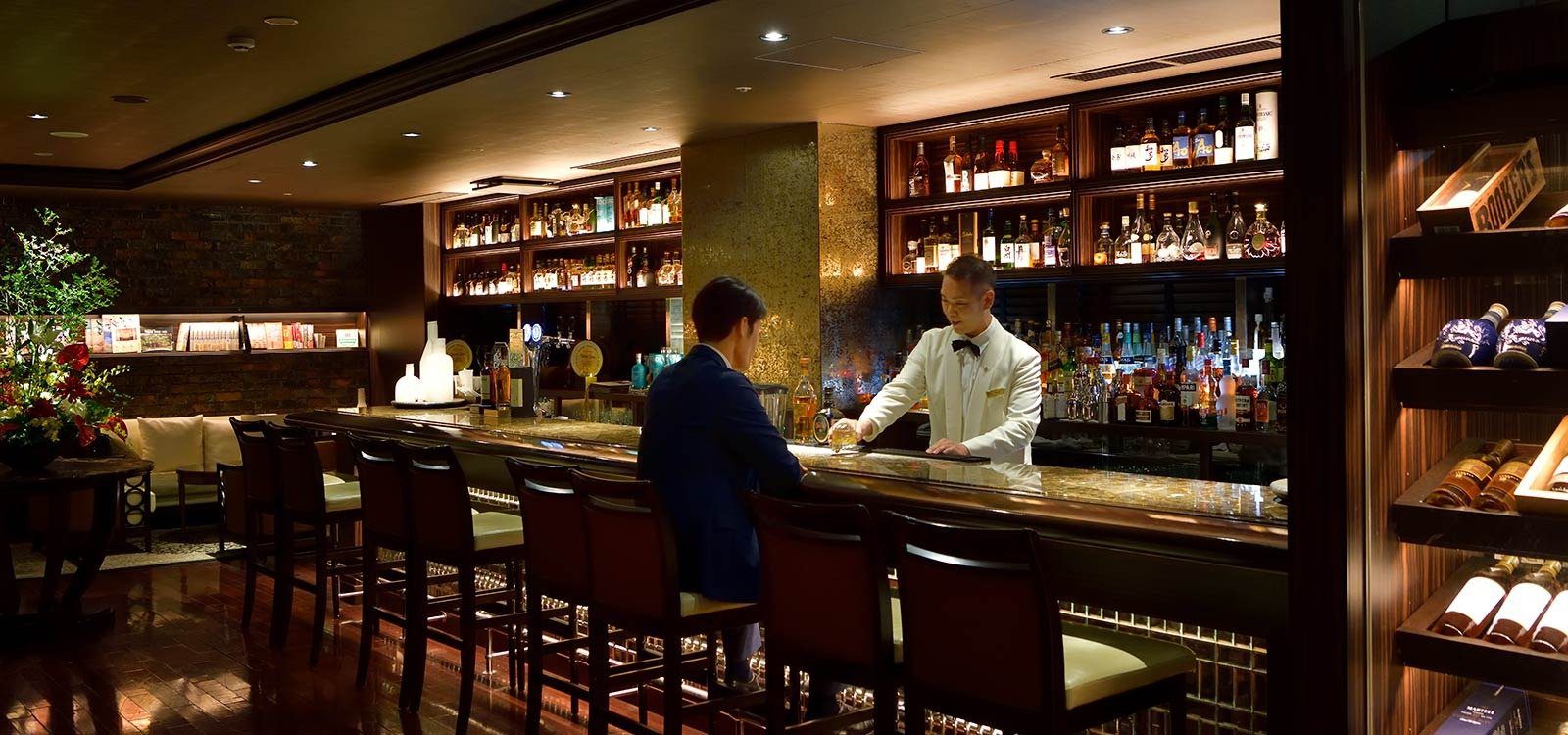 那霸露台酒店 2 樓 Library Bar November 吧台與調酒師