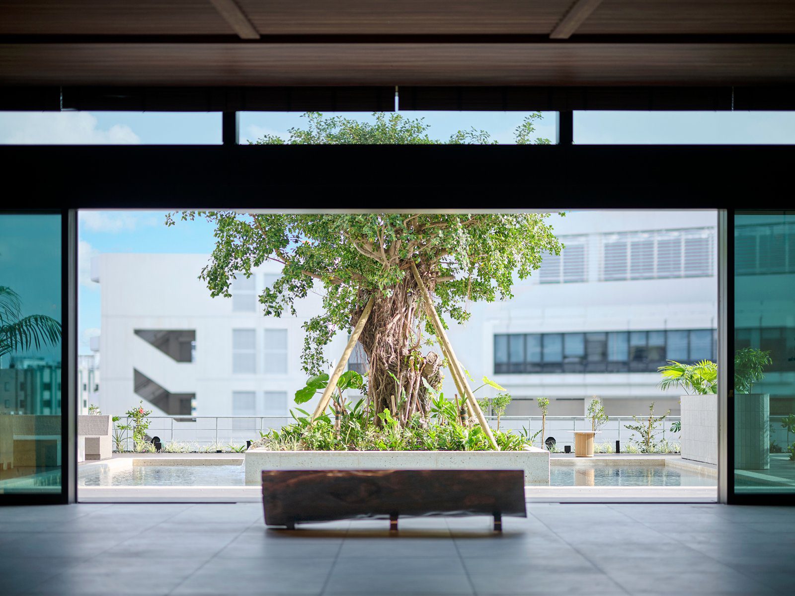 THE 皇家花園酒店 ICONIC 那霸 7 樓大廳望向榕樹露台