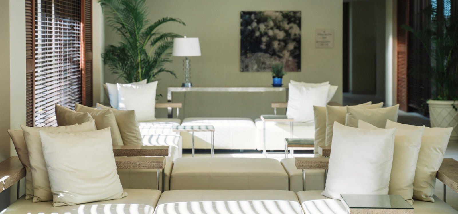 布賽納露台俱樂部酒店 Wellness Thalasso 館內的 Thalasso Cafe 休息沙發區