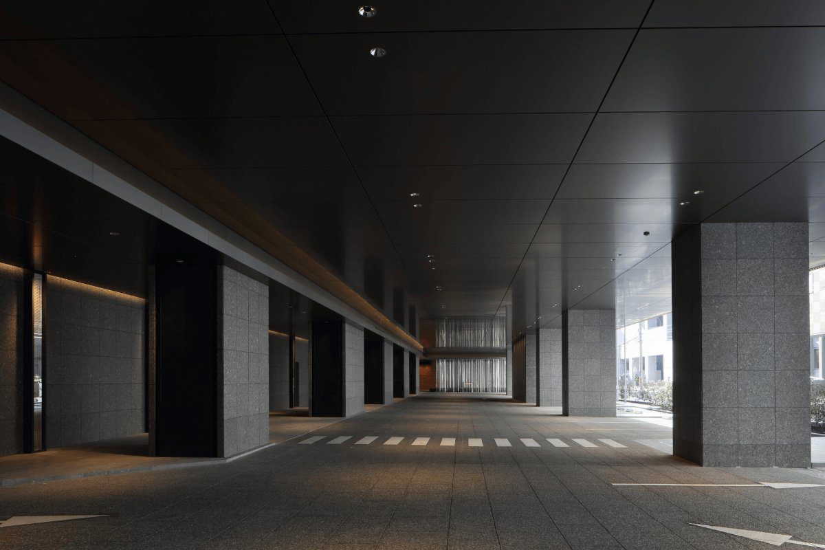 THE THOUSAND KYOTO 飯店前的有頂步道