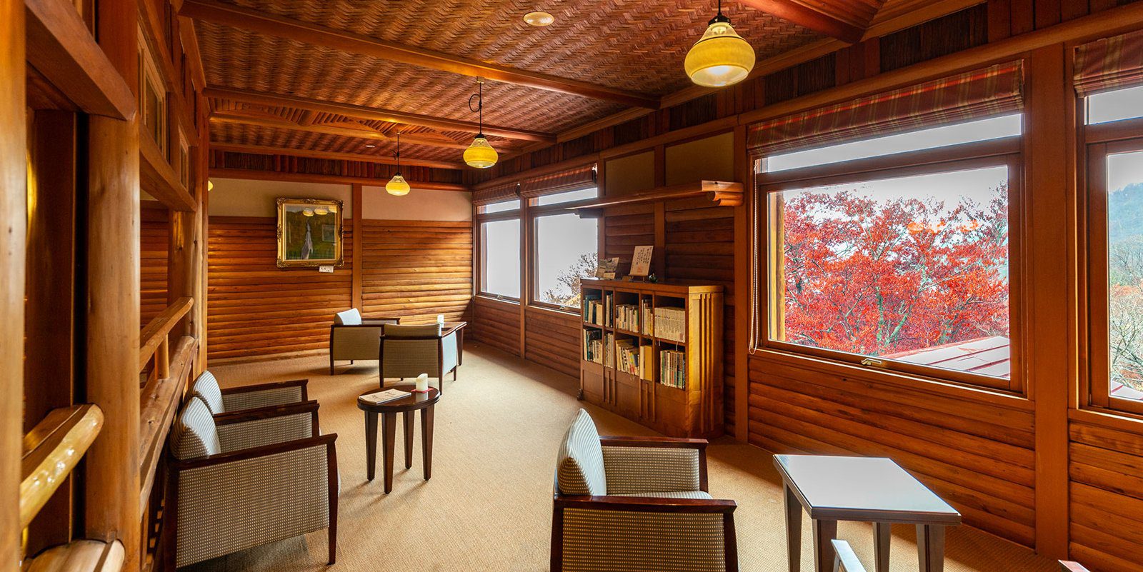 十和田飯店 本館 1 樓杜之圖書館與窗外楓葉