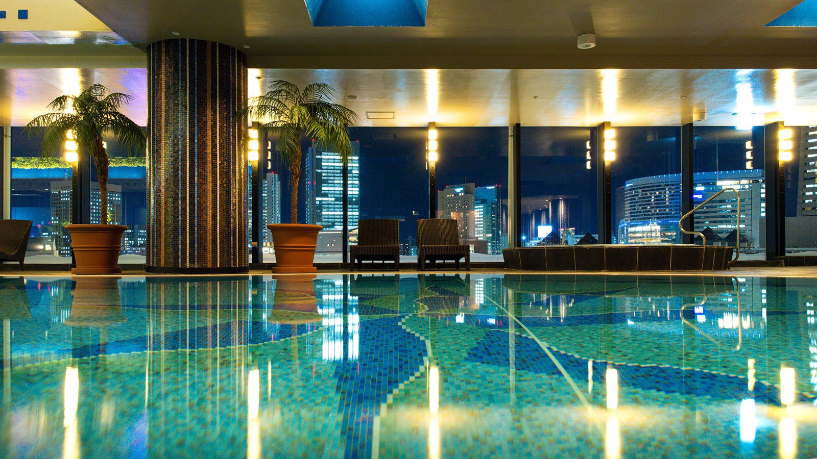 橫濱灣東急大飯店 泳池區 Blue Oasis 夜間景色