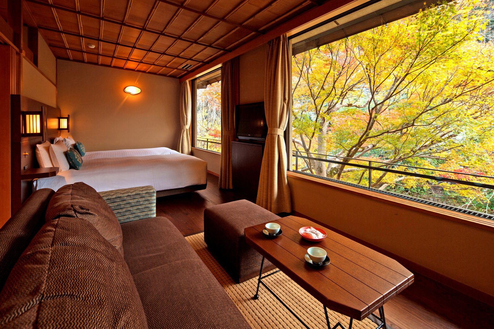 吉奈溫泉 東府や Resort & Spa-Izu 客房與窗外的紅葉