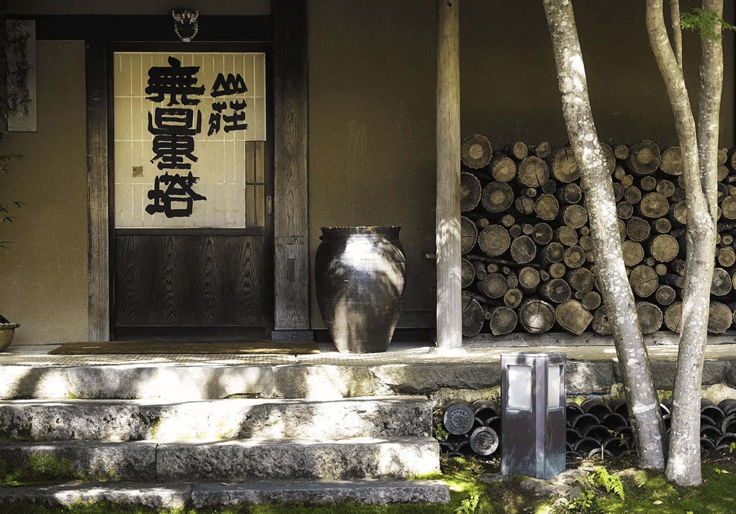 由布院 山莊無量塔 入口的門牌